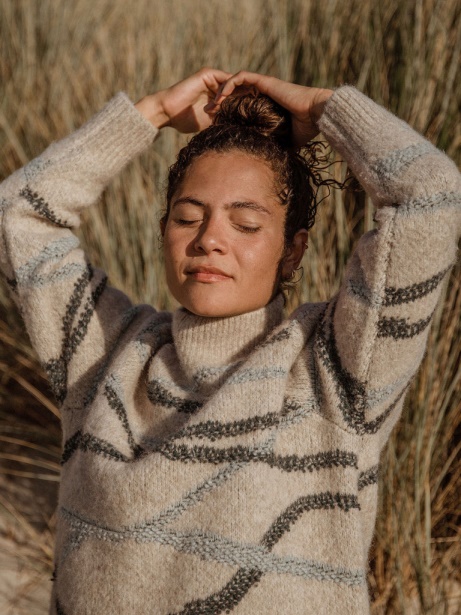 Wave Stitch Jumper Oatmeal/Blue Finisterre Stylish